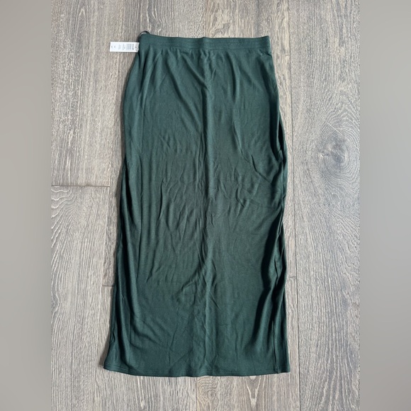 Aritzia Dresses & Skirts - Aritzia The Group Babaton Luxe Lounge Tomorrow Ribbed Skirt in Scarab Size Small